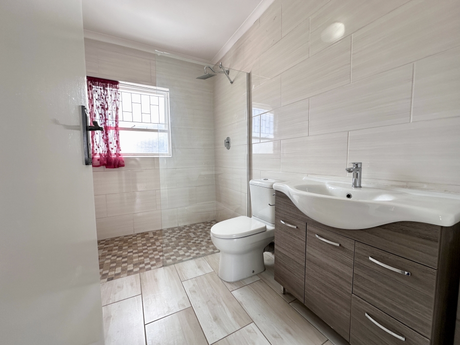 4 Bedroom Property for Sale in Bloubergrant Western Cape